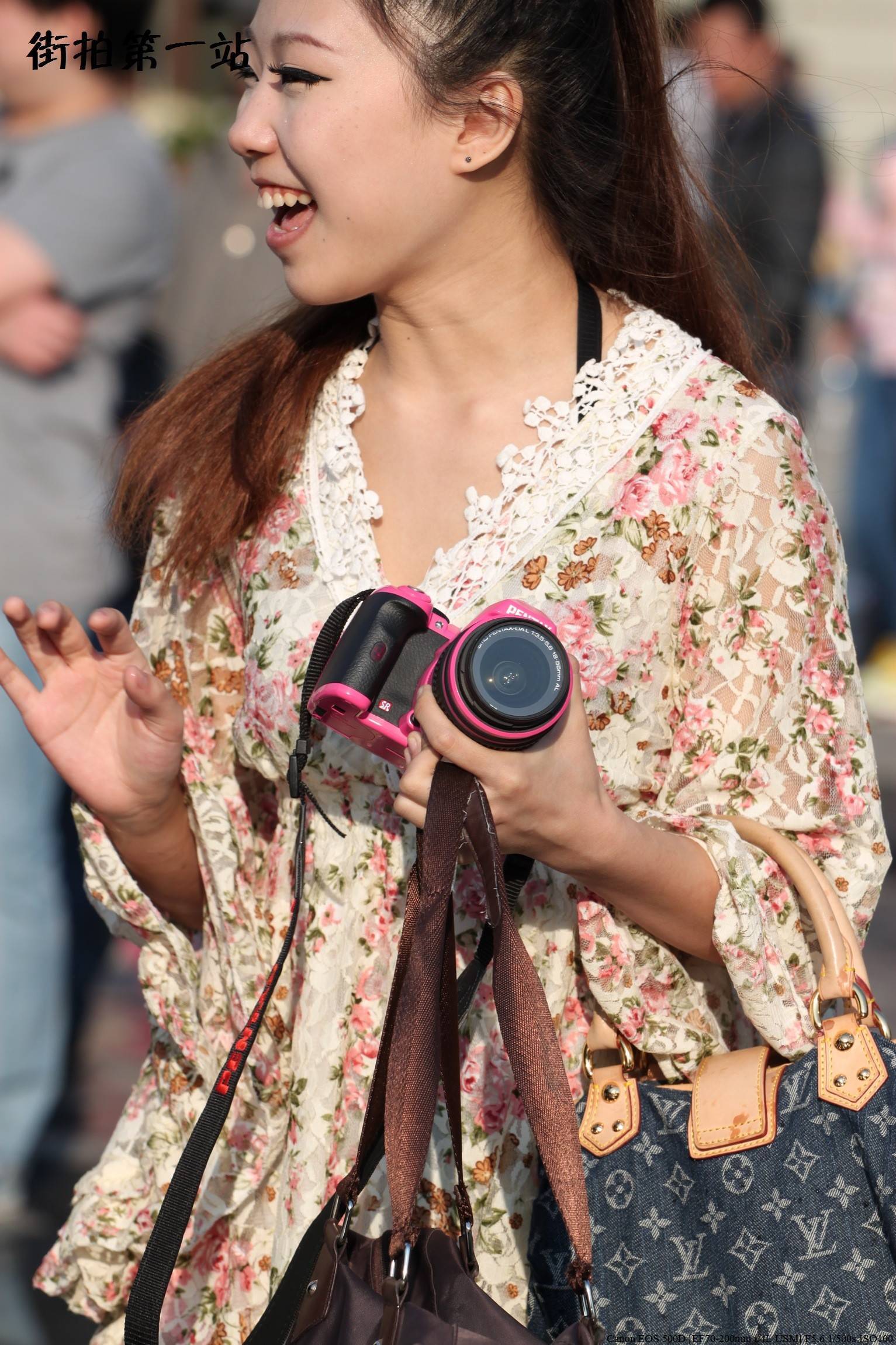 [网络收集] 2013.08.21 骑在男人肩上的黑丝妹妹